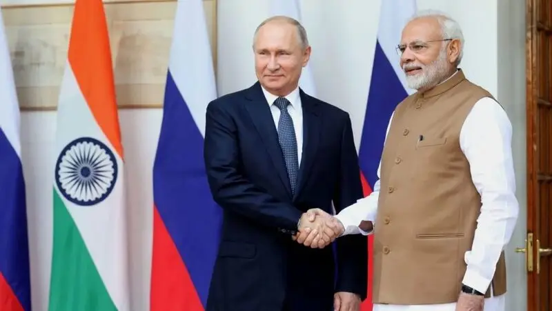 Putin shaking hands Modi