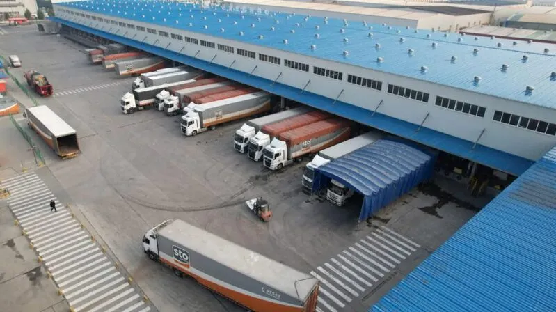 Distribution center with trucks and loading operations