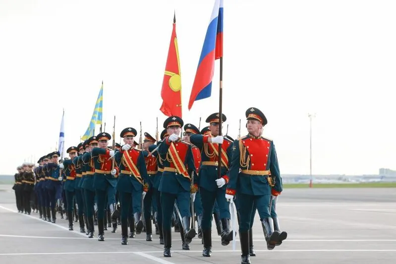 Chinese honor guard with Chinese and Russian flags