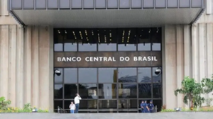 Brazil Central Bank Warns De-Dollarization Still Far Off