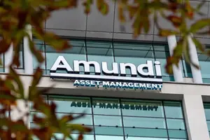 $2.8T Giant Amundi Turns Cautious, Cuts US Dollar Exposure