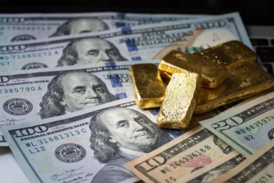 Gold Prices Hover Near Record Peak