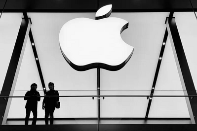 Apple (AAPL) Leads Magnificent-7 Stock Drop, Trump Tariffs Roll In