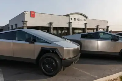 Tesla Faces Musk Exit Over $1T Pay Vote